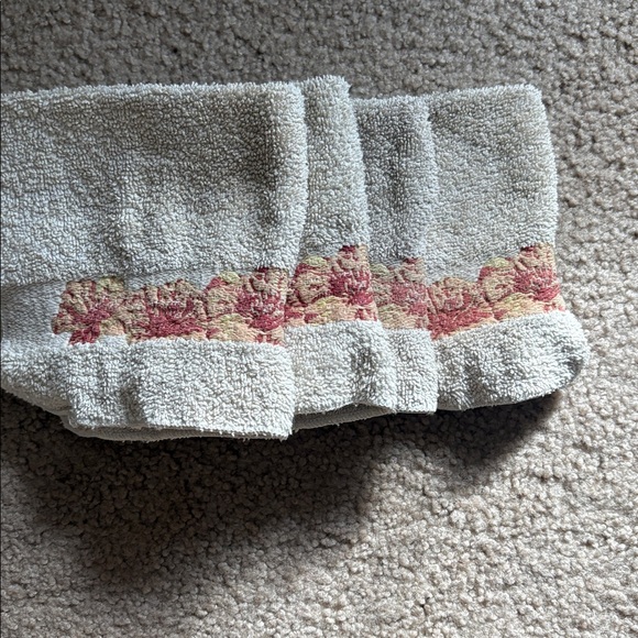 Vintage Beach Themed Embroidered Bath Towel Set - White and Tan - Picture 7 of 7